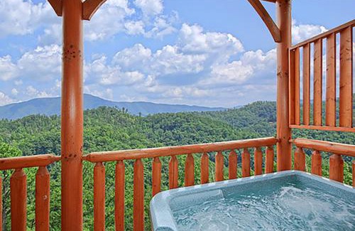 Gatlinburg - Pigeon Forge House | Country Bear Cottage by Venture Smoky Mountains