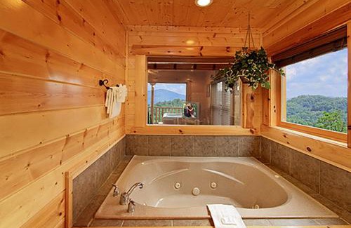 Gatlinburg - Pigeon Forge House | Country Bear Cottage by Venture Smoky Mountains