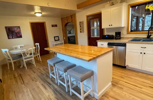 Teasdale House | Country Charm Home Just Miles From Capitol Reef National Park & Boulder Mountain