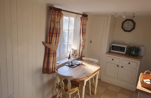 Woodbridge Cottage | Country Cottage Set In pretty Suffolk village with 2 local pubs, dog friendly