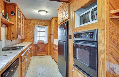 Gilbertsville Cabin | Country Escape: Log Cabin Near Kentucky Lake!