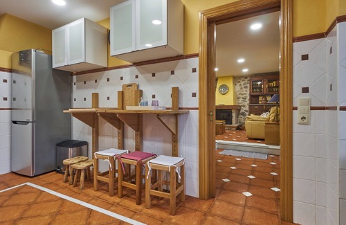 Fuentes de Penacorada House | Country Home 'La Majada de Peñacorada' with Mountain View, Private Pool and Wi-Fi
