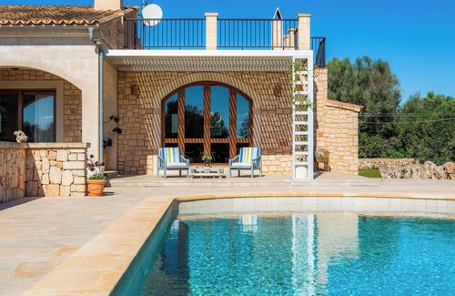 Es Llombards Villa | Country House 'Can Simonet' with Private Pool, Wi-Fi and Air Conditioning