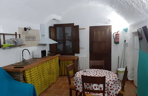 Benalua de Guadix House | Country House 'El Melocotonero' with Mountain View, Wi-Fi and Air Conditioning