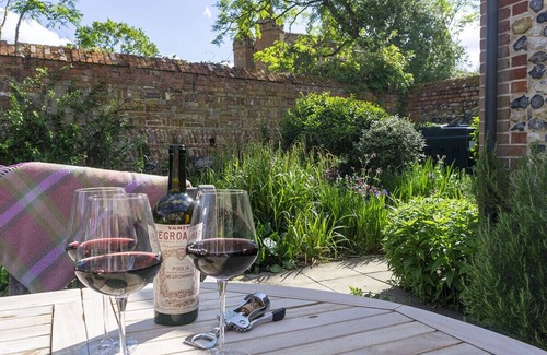 West Stow Cottage | Country house in the walled garden of historic West Stow Hall