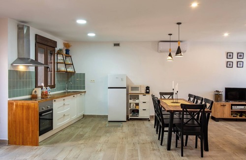 Alaejos House | Country House 'La Carbonera 1' with Private Terrace, Wi-Fi and Air Conditioning