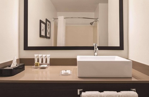 Dubuque Hotel | Country Inn & Suites by Radisson, Dubuque, IA