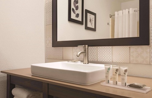 Pella Hotel | Country Inn & Suites by Radisson, Pella, IA