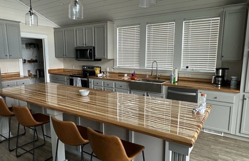 Palo Alto County House | Country lake house getaway accommodating large family-sized fun!