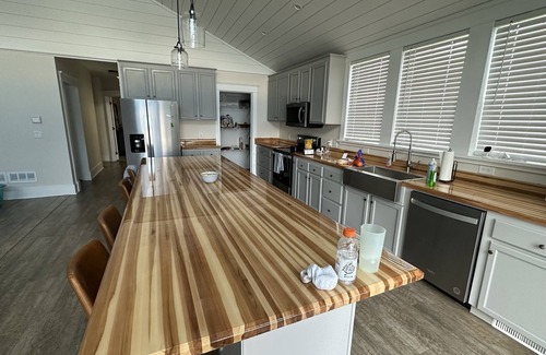 Palo Alto County House | Country lake house getaway accommodating large family-sized fun!