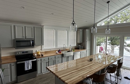 Palo Alto County House | Country lake house getaway accommodating large family-sized fun!