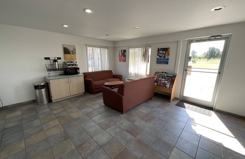 Miner Hotel | Country Yard Inn and Suite