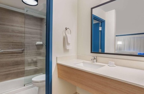 Hilton Head Hotel | Couple Room Ideal for Beach Getaways - Free Breakfast Included