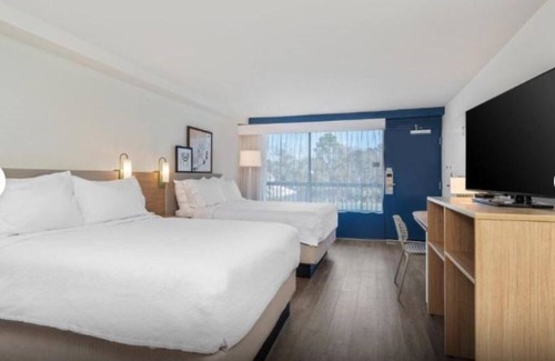 Hilton Head Hotel | Couple Room Ideal for Beach Getaways - Free Breakfast Included