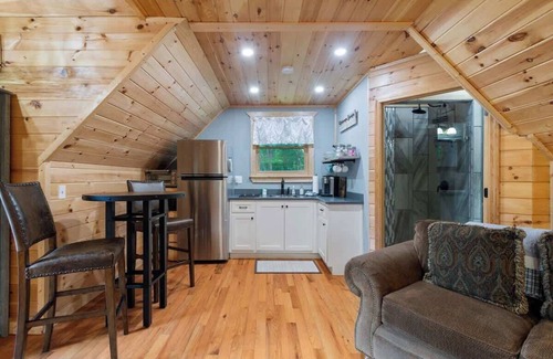 Dahlonega Cabin | Couples Carriage House Retreat - Wineries & Hiking