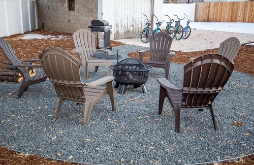 Greeley Apartment | Couples Getaway - Walk to UNC - Free Cruiser Bikes