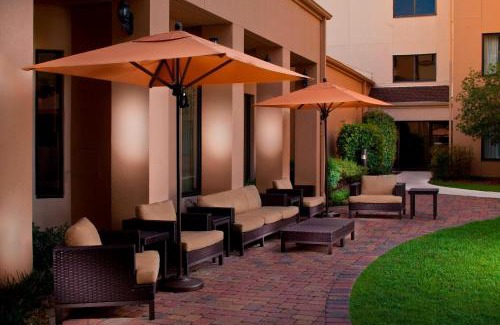 Highlands - Perkins Hotel | Courtyard by Marriott Baton Rouge Acadian Centre/LSU Area