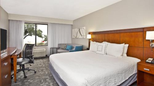 Gulfport Hotel | Courtyard by Marriott Gulfport Beachfront