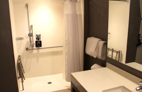 Muncie Hotel | Courtyard by Marriott Muncie at Horizon Convention Center