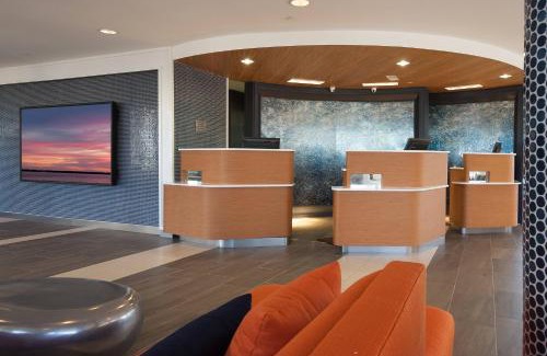 Downtown Charleston Hotel | Courtyard Charleston Waterfront