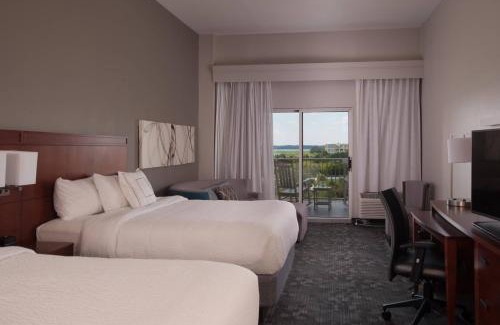 Downtown Charleston Hotel | Courtyard Charleston Waterfront