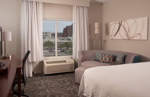 Downtown Charleston Hotel | Courtyard Charleston Waterfront by Marriott