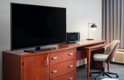 Crosswoods Hotel | Courtyard Columbus Worthington