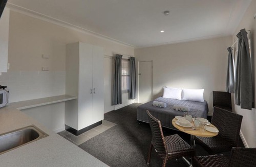 Cowra Hotel | Cowra Motor Inn