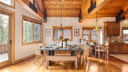 Truckee House | Coyote Moon by AvantStay Cabin WSauna Mins from DT Truckee NorthStar