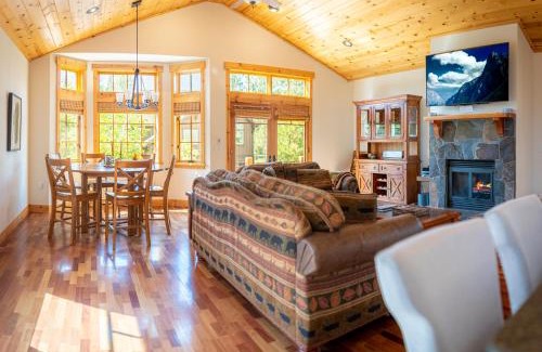 Truckee House | Coyote Run Retreat by Tahoe Getaways - 3BR Pet Friendly with HOA Amenities, Minutes to Downtown Truckee & Northstar Resort!