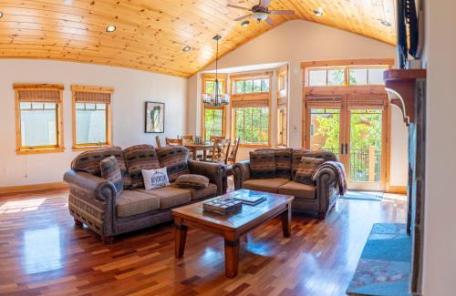 Truckee House | Coyote Run Retreat by Tahoe Getaways - 3BR Pet Friendly with HOA Amenities, Minutes to Downtown Truckee & Northstar Resort!