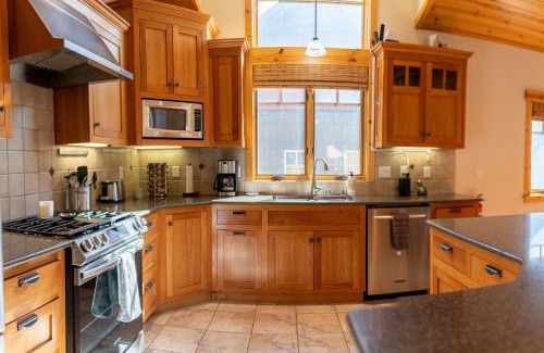 Truckee House | Coyote Run Retreat by Tahoe Getaways - 3BR Pet Friendly with HOA Amenities, Minutes to Downtown Truckee & Northstar Resort!