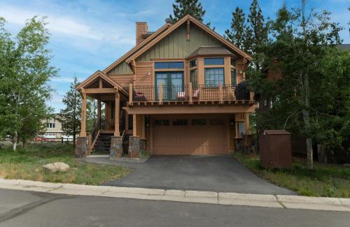 Truckee House | Coyote Run Retreat by Tahoe Getaways - 3BR Pet Friendly with HOA Amenities, Minutes to Downtown Truckee & Northstar Resort!
