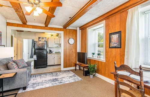 St. Albans Apartment | Cozy 1 Bedroom Apartment Close to Interstate and Many Outdoor Activities