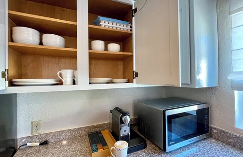 Sunnyvale West Cottage | Cozy 1 bedroom 1 bathroom in prime Sunnyvale with WiFi, AC, kitchen in redwoods