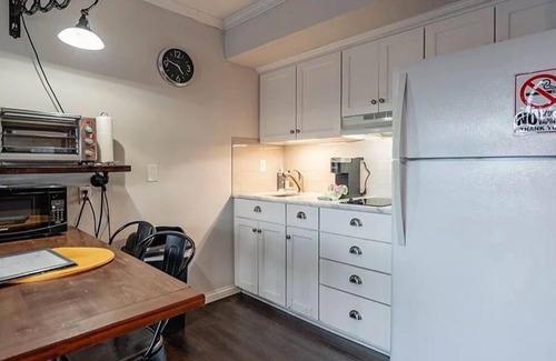 Lake Ozark Condo | Cozy 1-bedroom condo in Lake Ozark. On the lake at the prime location of the 4MM