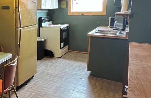 Dillon Cabin | Cozy, 1 room apartment, comm bath remote RUSTIC, hunting/fishing lodge, Grant MT