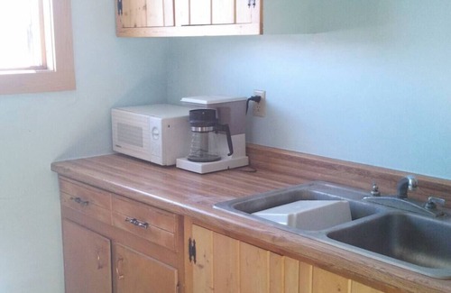 Dillon Cabin | Cozy, 1 room apartment, comm bath remote RUSTIC, hunting/fishing lodge, Grant MT