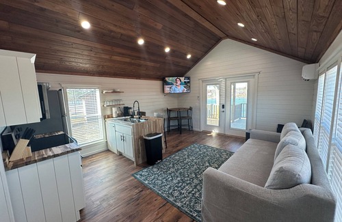 Cullman Cabin | Cozy 101 Cabin 1 bdrm on Smith Lake Located beside Smith Lake Park Boat Ramp