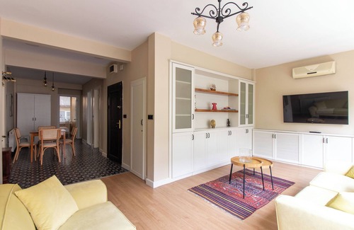 Moda Apartment | Cozy 2-bedroom apartment in charming Istanbul with AC