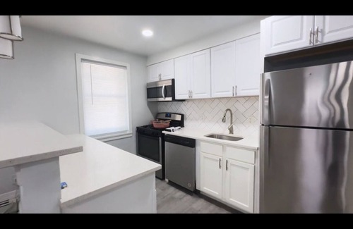 Lake Walker Apartment | Cozy 2-bedroom apartment in fantastic Baltimore with AC, WiFi
