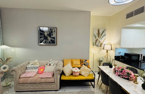 Sheikh Zayed Road Apartment | Cozy 2-bedroom apartment in beautiful Dubai with WiFi, AC