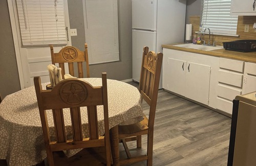 Murfreesboro Cabin | Cozy 2-bedroom cabin with WiFi, AC in charming Murfreesboro on Lake Greeson.