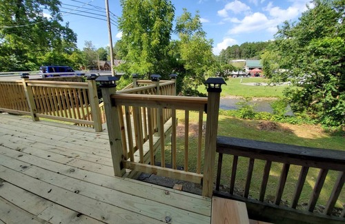 Gatlinburg - Pigeon Forge Cottage | Cozy 2-bedroom cottage with WiFi and AC in pleasant Pigeon Forge - On the River!