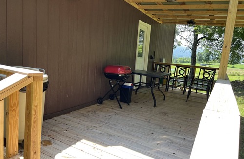 Dunlap Cottage | Cozy 2 Bedroom Guesthouse at High Corner Farm