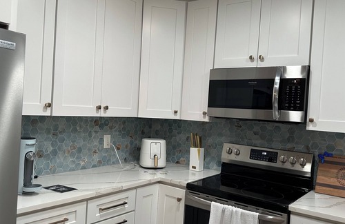 Lake Magdalene House | Cozy 2-bedroom house in pleasant Tampa with WiFi, AC