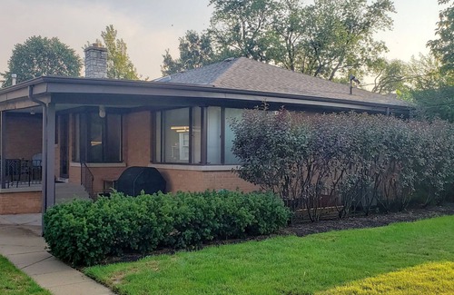 Skokie House | Cozy 2 bedroom house/w garage in Skokie