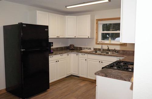 Paradise House | Cozy 2-bedroom house with WiFi in Paradise near restaurants and attractions