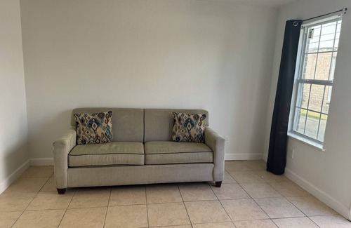 Harvey House | Cozy 2-bedroom in Harvey with fast wifi. Apt A