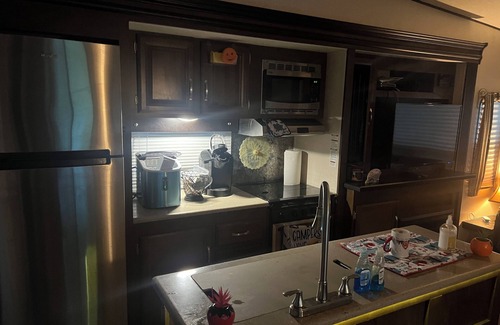 Winchester House | Cozy 2-bedroom RV in awesome Winchester with WiFi, AC